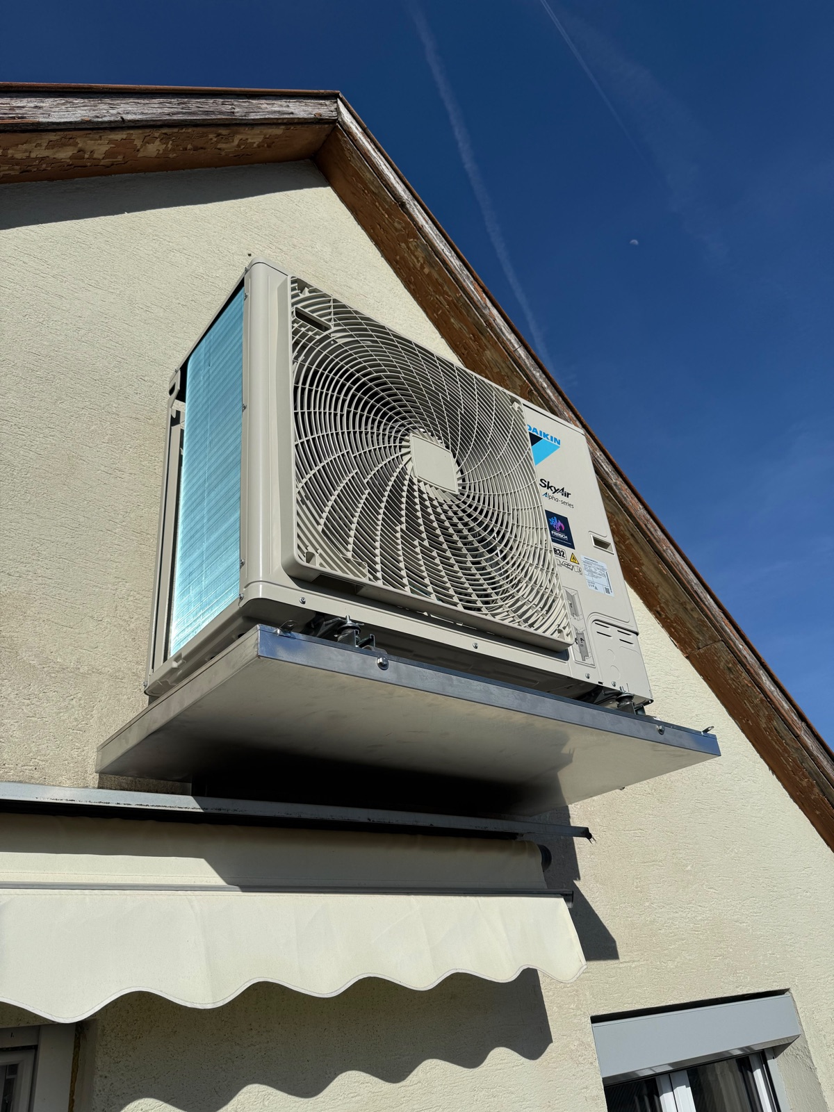 Außengerät einer Daikin-Klimaanlage auf einer Wandkonsole